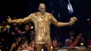  Mantan bintang basket NBA, Kobe Bryant, bereaksi setelah diguyur dengan lumpur setelah menerima the "Legend" award dalam the Kids Choice Sport 2016 awards di Los Angeles, AS, (14/7/2016). (Reuters/Mario Anzuoni)