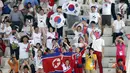 Pendukung Korea Utara dan Korea Selatan saat menyaksikan tim renang artistik Korea Utara  pada babak final nomor free routine Asian Games 2018 di Aquatic Center, Gelora Bung Karno, Jakarta, Rabu (29/8). (Liputan6.com/Fery Pradolo)