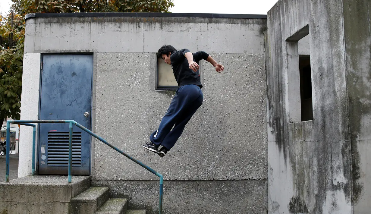 Aksi Juni Sato saat melakukan parkour di sebuah taman di Tokyo, Jepang (2/11). Parkour sendiri adalah seni bergerak dan berpindah dari satu tempat ke tempat lainnya, dengan efisien dan secepat-cepatnya. (Reuters/Kim Kyung-Hoon)