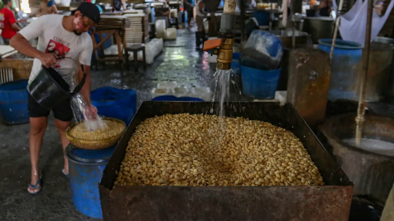 Harga Kedelai Naik, Perajin Tahu Tertekan