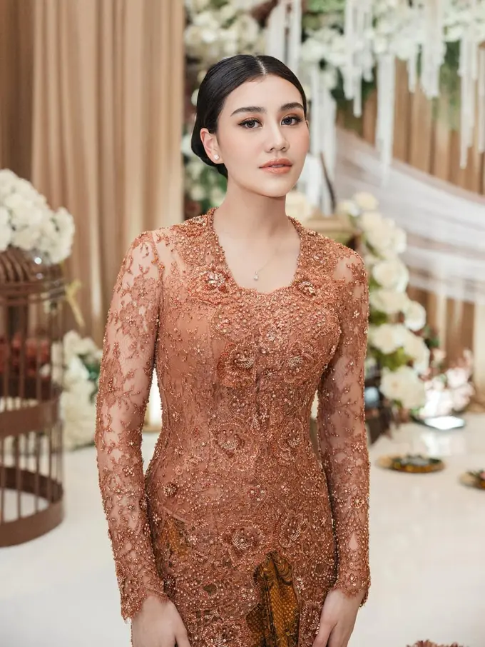 Aura Keibuan Terpancar, Makeup Peach Aaliyah Massaid di Tedak Siten Baby Arash Jadi Sorotan