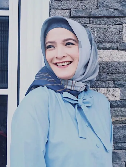 Masih dengan warna biru, namun kali ini Andhara memilih warna biru muda. Aksen pita di bagian kerah membuat Andhara membuat penampilan Andhara tampak manis dan memikat pastinya. (Instagram/andharaearly)