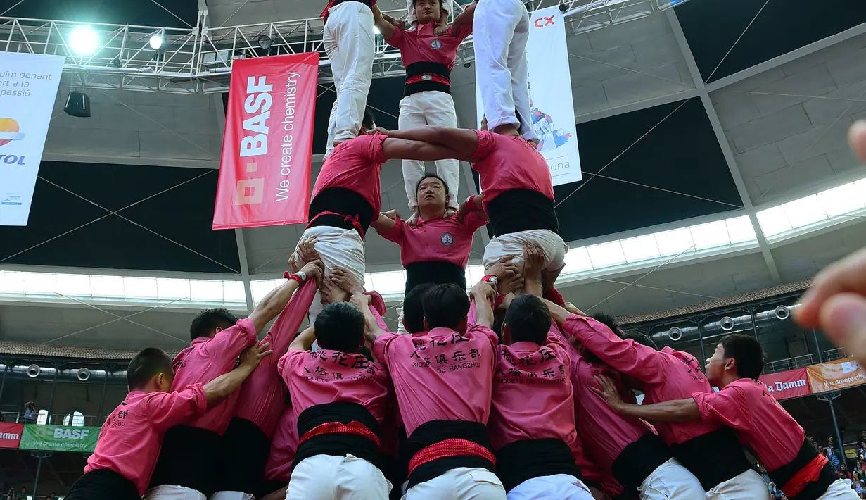 Kompetisi ini melibatkan sekitar 30 grup yang masing-masing grup bisa berisi dari 400 orang, Spanyol, Sabtu (1/10). Kelompok yang bisa membangun menara tertinggi, merekalah yang akan jadi pemenang. (AFP PHOTO / Lluis Gene)