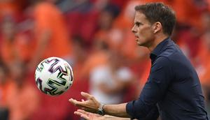 Frank de Boer. Pelatih berusia 51 tahun ini juga resmi menganggur usai ajang Euro 2020 lalu. Ia dipecat usai Timnas Belanda yang ditanganinya tersingkir di babak 16 Besar usai kalah dari Republik Ceska. Sebelumnya ia juga pernah membesut Ajax, Inter Milan dan Crystal Palace. (AFP/Pool/John Thys)