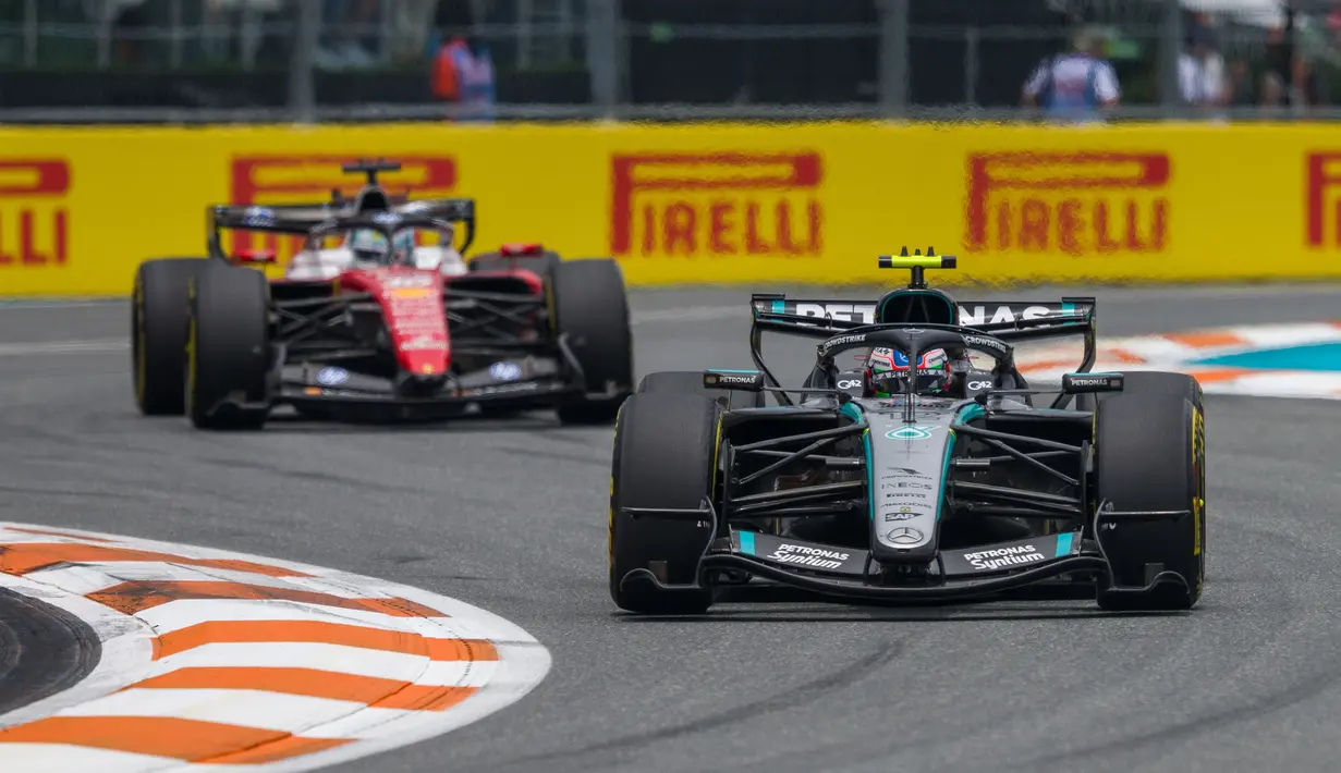 Balapan berlangsung ketat. Kimi Antonelli saling berebut posisi terdepan dengan pembalap Ferrari, Charles Leclerc dan pembalap McLaren, Lando Norris. (AP Photo/Danny Karnik)