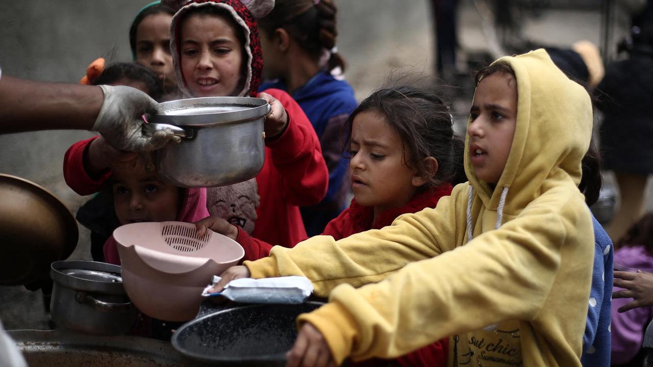 FOTO: Pilu! Ratusan Anak Gaza Kelaparan Mengantri Makanan