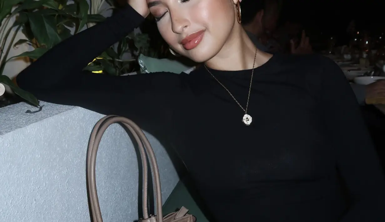 Dengan gaya yang begitu polished, tampilan Jennifer terlihat sederhana nan gaya. [Foto: Instagram/ Jennifer Coppen]