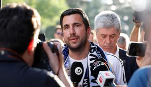 Calon presiden Real Madrid berikutnya, Enrique Riquelme, berbicara kepada media sebelum pertandingan Liga Spanyol antara Real Madrid CF dan Athletic Club Bilbao di Stadion Santiago Bernabeu di Madrid pada 23 Mei 2026. (Pierre-Philippe MARCOU/AFP)