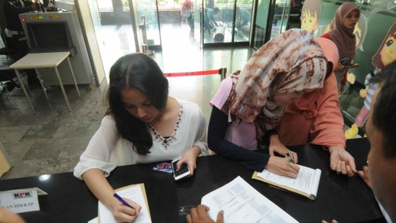 Idul Adha, keluarga tahanan silih berganti datangi Gedung KPK