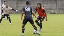 Pemain Persija Jakarta, Hansamu Yama, berusaha menghadang Taufik Hidayat saat sesi latihan di Nirwana Park, Sawangan, Selasa (18/10/2022). Skuad Macan Kemayoran kembali berlatih setelah rehat selama sepekan paska tragedi Kanjuruhan. (Bola.com/M Iqbal Ichsan)