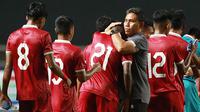 Pelatih&nbsp;Timnas Indonesia U-17,&nbsp;Bima Sakti&nbsp;memeluk kapten tim, Muhammad Iqbal Gwijangge (21) usai melawan&nbsp;Timnas Uni Emirat Arab U-17 di laga Grup B Kualifikasi Piala Asia U-17 2023 yang berlangsung di Stadion Pakansari, Bogor, Rabu (5/10/2022) (Bola.com/M Iqbal Ichsan)