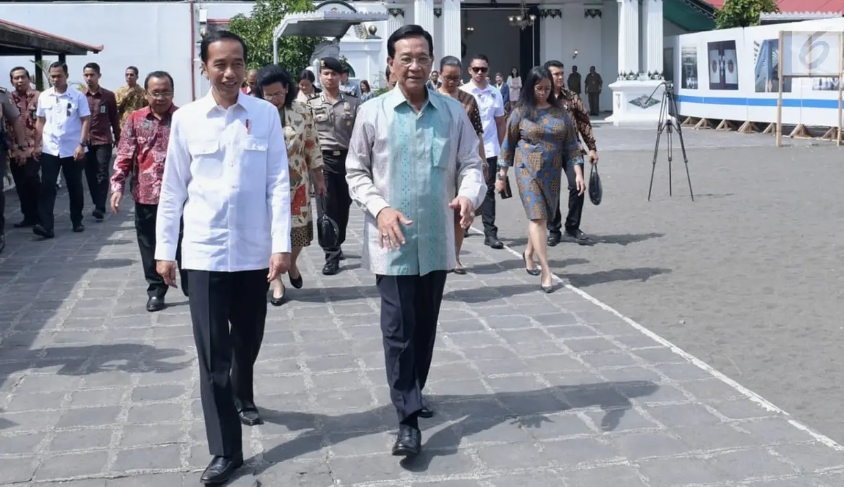 Presiden Joko Widodo bersama Sri Sultan Hamengkubuwono X berjalan di Keraton Yogyakarta, Jumat (28/9). Kedatangan Jokowi dalam rangka mempererat silaturahmi dengan Gubernur DIY. (Liputan6.com/HO/Biropers)