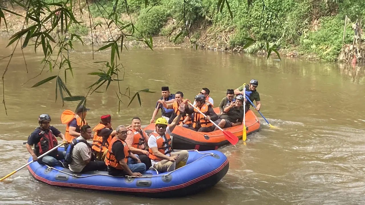 Cagub Jakarta Ridwan Kamil melanjutkan rangkaian kampanye dengan menyambangi Kali Ciliwung dari titik Condet Jakarta Timur, Kamis (3/10/2024).