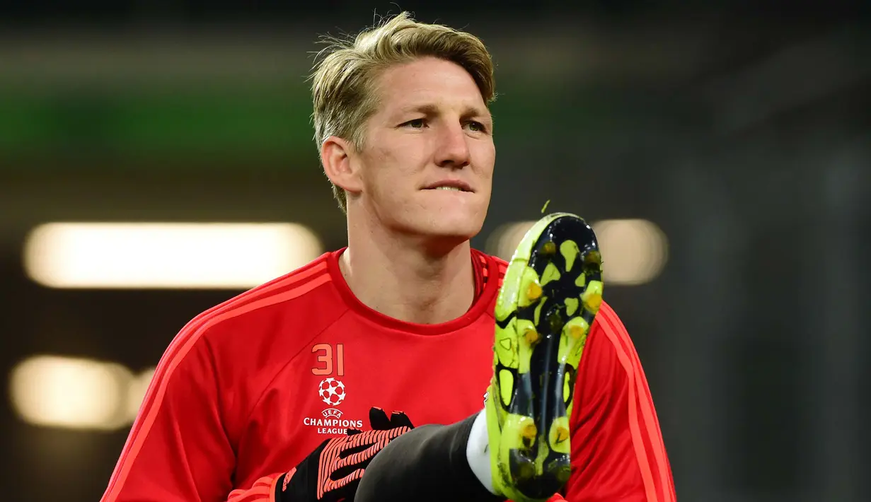 Pemain Manchester United, Bastian Schweinsteiger saat melakukan sesi latihan di Stadion Volkswagen Arena, Wolfsburg, Germany, Senin (7/12/2015).  (AFP Photo/John Macdougall)