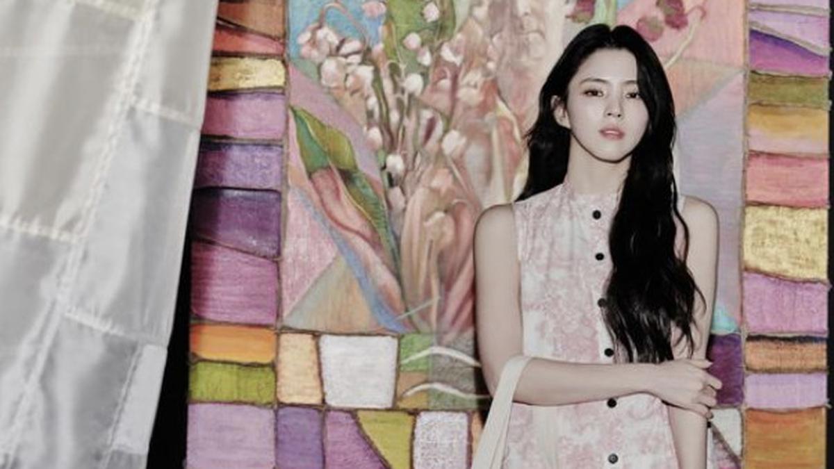 Saat Deretan Selebritas Korea Bergaya dengan Tote Bag Spesial Dior di Dreams Exhibition Seoul