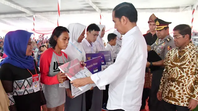 Kunjungan Kerja ke Palembang, Jokowi Bagikan 1.700 KIP dan 994 PKH