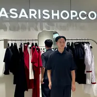 Desainer Yusuke Takahashi berfoto dengan koleksi CFCL VOL.12 di Masari, Plaza Indonesia, Jakarta, 2 September 2026. (Fimela.com/Asnida Riani)