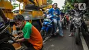 Petugas mengecek emisi gas buang kendaraan bermotor di Jakarta, Rabu (6/1/2021). Pengecekan yang diselenggarakan Dinas Perhubungan dan Kepolisian tersebut bertujuan untuk mengurangi polusi udara dari emisi gas buang kotor. (Liputan6.com/Faizal Fanani)