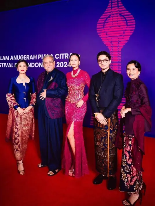 Lutesha tampil ekstra glamor dalam balutan kebaya berpayet panjang warna fuchsia dengan detail high slit, dipadukan dengan corset nuansa emas dari Kenakan.  [@therealdisastr].