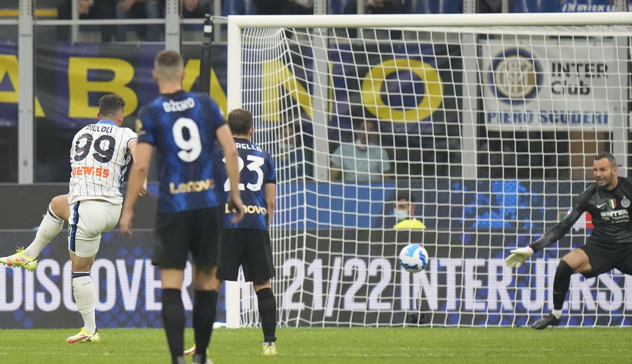 Pada menit ke-88 giliran Atalanta yang gagal. Meski sudah mencetak gol melalui Roberto Piccoli, namun kemudian dianulir wasit, karena sebelum terjadinya gol bola telah terlebih dahulu meninggalkan area permainan. Skor 2-2 pun bertahan hingga akhir pertandingan. (AP/Luca Bruno)