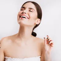 Ilustrasi Menggunakan Setting Spray Credit: pexels.com/Sarah