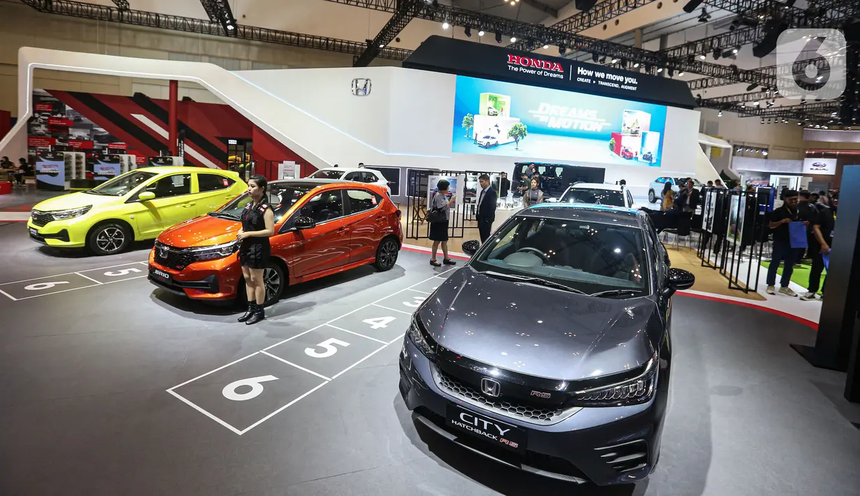 Suasana booth Honda saat memamerkan produk terbarunya dalam ajang Gaikindo Indonesia International Auto Show (GIIAS) 2024 di ICE BSD, Kabupaten Tangerang, Rabu (17/7/2024). (Liputan6.com/Angga Yuniar)