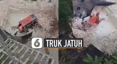 Beredar video sebuah truk jatuh ke dalam lubang galian tambang. Beruntungnya pengemudi langsung di evakuasi dan dilarikan ke rumah sakit terdekat.