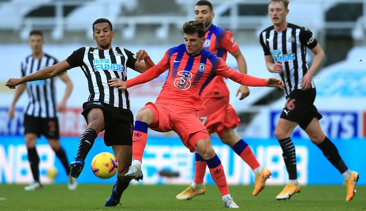 Gelandang Chelsea, Mason Mount, berebut bola dengan gelandang Newcastle United, Isaac Hayden, pada laga lanjutan Liga Inggris di St James Park, Sabtu (21/11/2020) malam WIB. Chelsea menang 2-0 atas Newcastle United. (AFP/Lindsey Parnaby/pool)