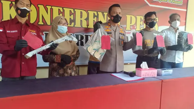 Kapolres Tuban AKBP Darman, ketika menunjukkan barang bukti di mapolres setempat. (Liputan6.com/Ahmad Adirin)