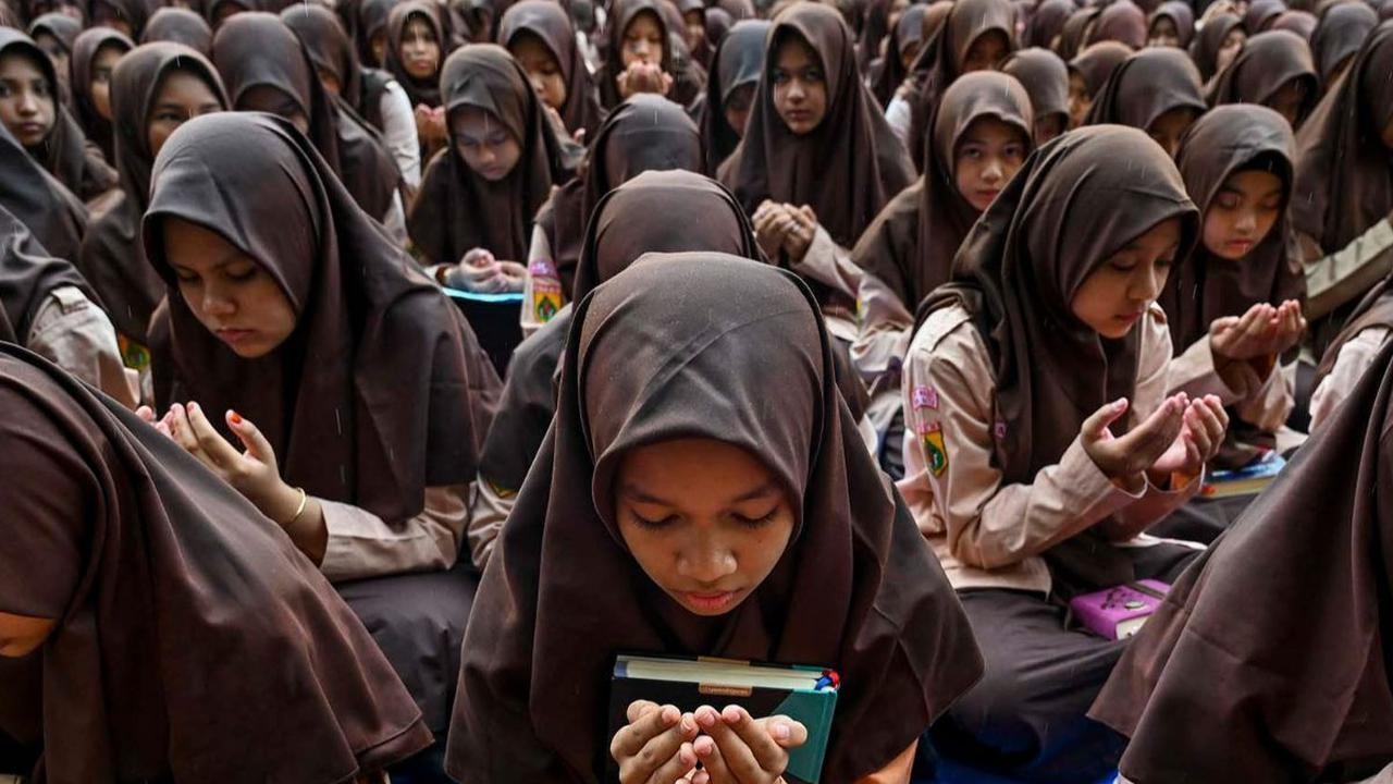 Ratusan pelajar mengikuti kegiatan doa bersama untuk warga Palestina di sebuah SMP Islam di Banda Aceh, Aceh, pada 20 Oktober 2023.
