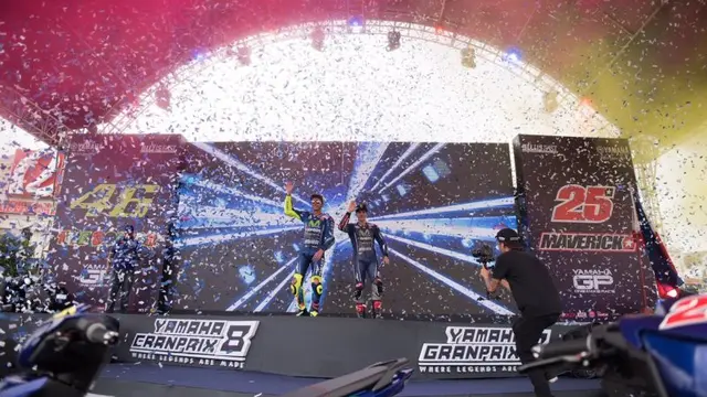 Valentino Rossi (kiri) dan Maverick Vinales.