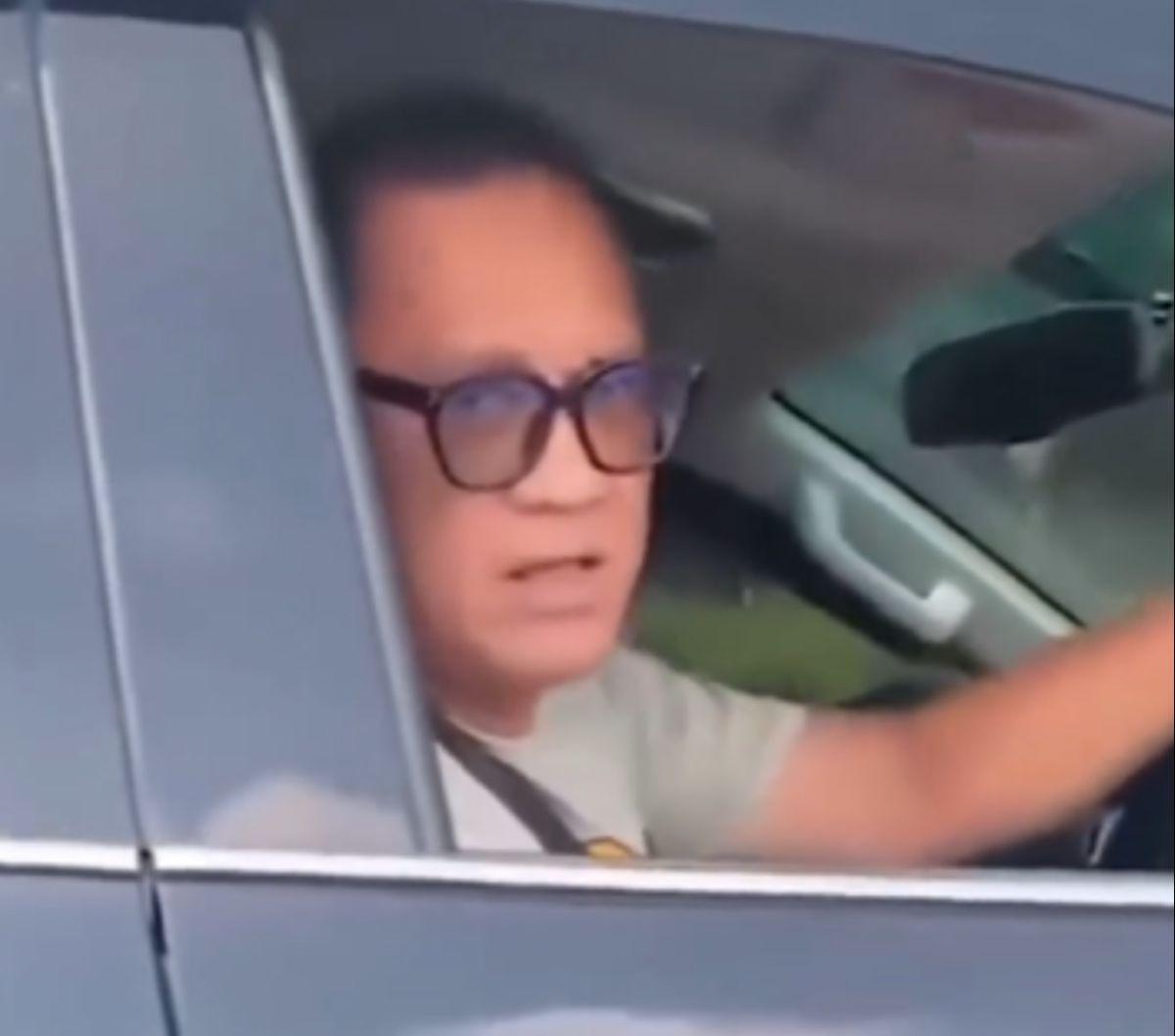 "Jadi dia (pelaku) memang bukan anggota TNI. Kakaknya itu pada saat masih aktif sampai dengan pensiun diberikan lah pelat nomor dinas itu," kata Anggi.