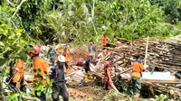 Longsor di Dusun Gerawangi, Cijati, Cimanggu, Cilacap dan menyebabkan satu orang meninggal dunia. (Foto: Liputan6.com/Basarnas)
