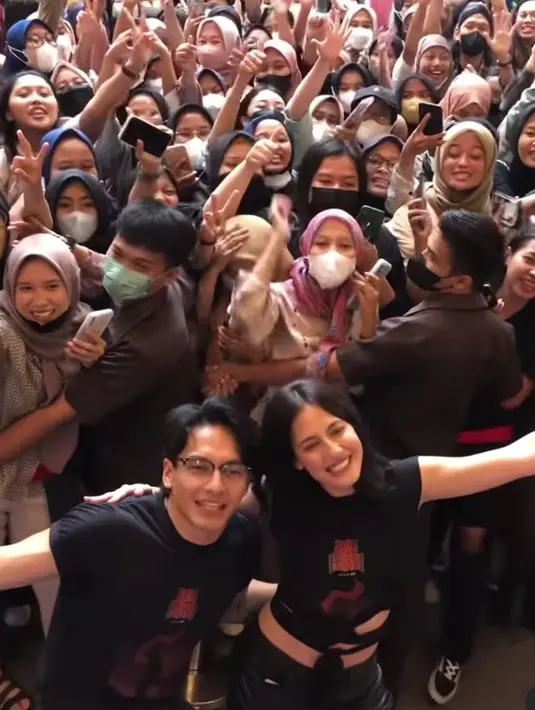 Kedatangan Jefri Nichol dan Pevita Pearce di The Park Mall Solo Baru disambut histeris penggemar. Mencermati gambar ini, tampak ratusan remaja yang diadang petugas keamanan ingin mendekati idola mereka. Jefri Nichol dan Pevita Pearce tampak ramah melayani sesi foto bareng serta berinteraksi dengan mereka. Bintang film Sri Asih ini mengajak masyarakat kembali ke bioskop dengan aman. (Foto: Dok. Instagram @jefrinichol)