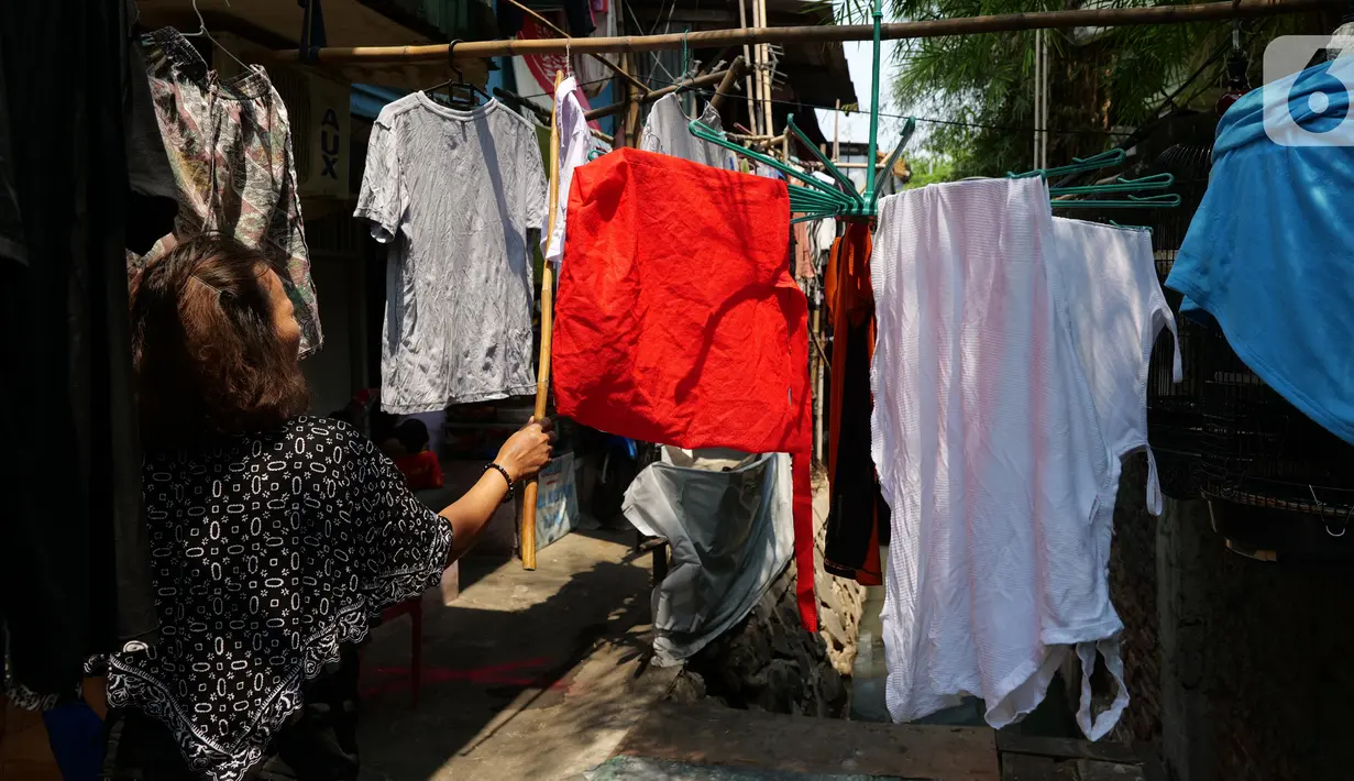 Aktivitas warga yang tinggal di Gang Sekretaris, RT 015/RW 007 Tanjung Duren Utara, Jakarta Barat , Selasa (8/10/2019). Warga di kawasan itu tidak memiliki septic tank sehingga limbah hasil BAB langsung mengalir ke kali yang bersebelahan dengan tempat tinggal. (Liputan6.com/Herman Zakharia)