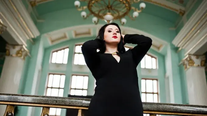 Gaun Pesta untuk Body Plus Size (credit:ASphotofamily/freepik)