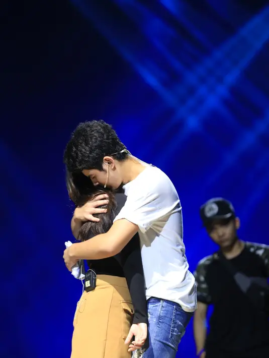 Prilly diperebutkan dua cowok ganteng itu bukan carita nyata. Melainkan kisah cinta segitiga dalam drama musikal yang akan dipertunjukkan dalam malam puncak HUT SCTV ke-26 pada 24 Agustus mendatang. (Adrian Putra/Bintang.com)