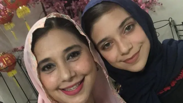 6 Potret Ayu Azhari dan Isabelle Tramp, Bak Pinang Dibelah Dua