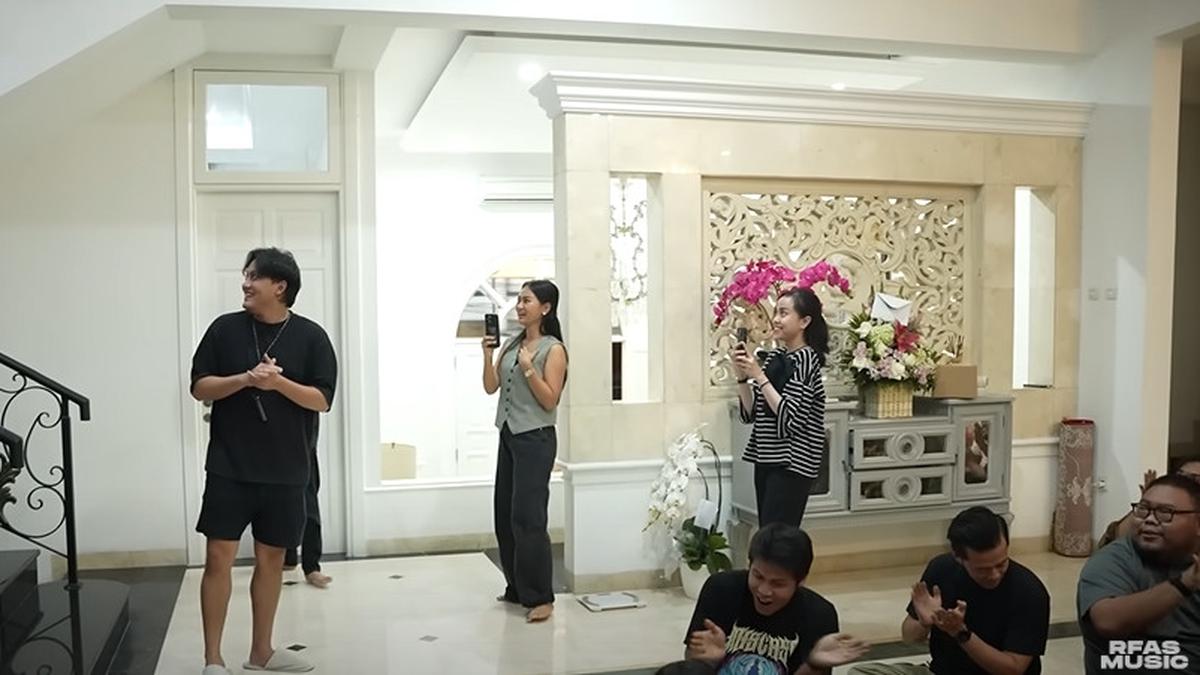 6 Potret Ruang Tamu Rumah Rizky Febian dan Mahalini, Mewah dengan Sentuhan Putih-Krem