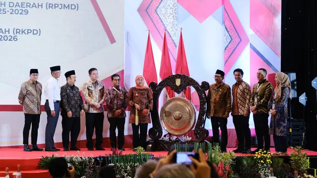 Menteri Ekonomi Kreatif (Menteri Ekraf) Teuku Riefky Harsya memberikan pengarahan di Musyawarah Perencanaan Pembangunan (Musrenbang) Provinsi Jawa Timur, Selasa (29/5/2025). (Dokumentsi Liputan6/Istimewa)