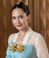 Pevita Pearce tampil memesona mengenakan atasan kebaya brokat putih lengan panjang sebagai inner dipadukan buister warna biru yang dihiasi bros besar serasi dengan anting-anting dan hiasan rambutnya. [ @pevpearce]