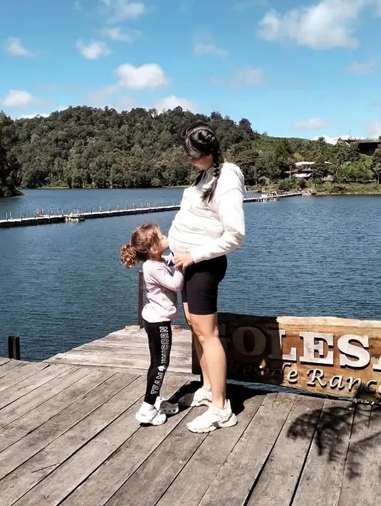 <p>Dalam momen babymoon tersebut, Marissa Jeffryna turut memamerkan baby bump yang terlihat semakin membesar. (Instagram/marissajeffryna)</p>