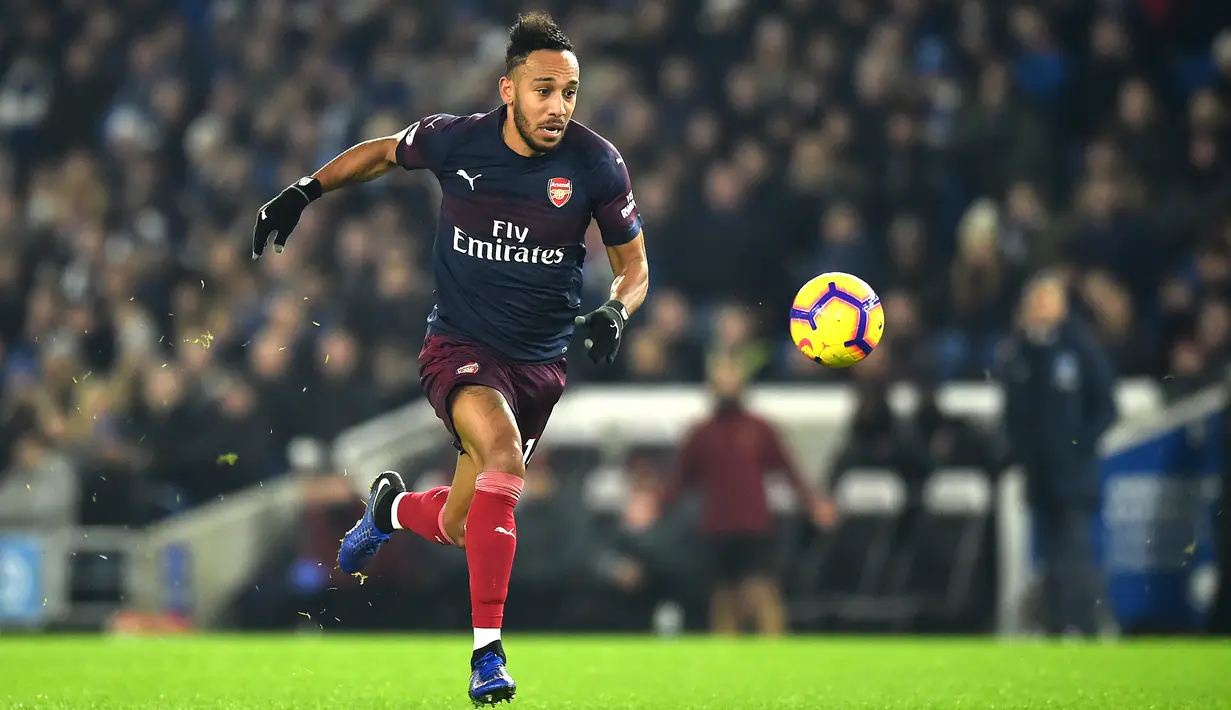 1. Pierre-Emerick Aubameyang (Arsenal) -  Aubameyang diyakini mampu mempertahankan gelar top scorer Premier League 2018 musim lalu. Ketajaman dan beberapa kali menyabet gelar sebagai pencetak gol terbanyak di beberapa kompetisi. (AFP/Glyn Kirk)
