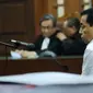 Terdakwa korupsi proyek E-KTP Setya Novanto saat mengikuti sidang perdana di Pengadilan Tipikor, Jakarta, Rabu (13/12). Sidang mendengarkan pembacaan dakwaan oleh JPU KPK. (Liputan6.com/Helmi Fithriansyah)