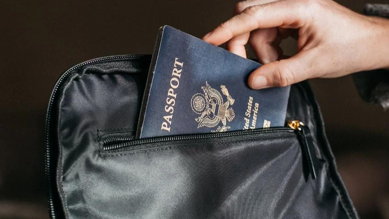 Sebelumnya, pihak Imigrasi Ngurah Rai Bali, telah menonaktifkan HS usai jadi tersangka dugaan kasus pungutan liar (pungli) fast track di Terminal Internasional Bandara I Gusti Ngurah Rai, Bali.<br>