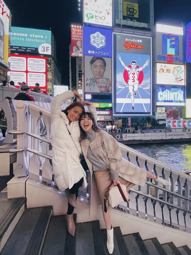 6 Potret Persahabatan Gisella Anastasia dan Sri Devi, Selalu Kompak