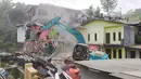 Pekerja mengoperasikan alat berat membongkar bangunan rumah di Kampung Naringgul, Kabupaten Bogor, Kamis (29/8/2019). Sebanyak 500 petugas gabungan dari Satpol PP, TNI dan Polri serta dua unit alat berat diterjunkan dalam pembongkaran puluhan bangunan semi permanen tersebut. (Liputan6.com/Alby Azka)