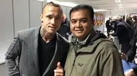 Bintang AS Roma, Radja Nainggolan (kiri) bersama koresponden Bola.com, Reza Khomaini, seusai pertandingan Liga Europa antara Austria Wien vs AS Roma, Jumat (4/11/2016) dini hari WIB. (Bola.com/Reza Khomaini). 