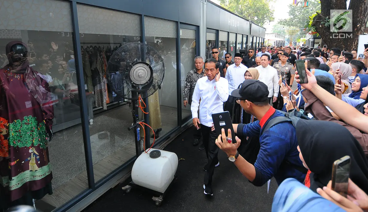 Presiden Joko Widodo atau Jokowi saat menghadiri peresmian Halal Park di Kompleks Gelora Bung Karno (GBK), Senayan, Jakarta, Selasa (16/4). Halal Park terdiri dari bangunan dan ruang terbuka. (Liputan6.com/Angga Yuniar)