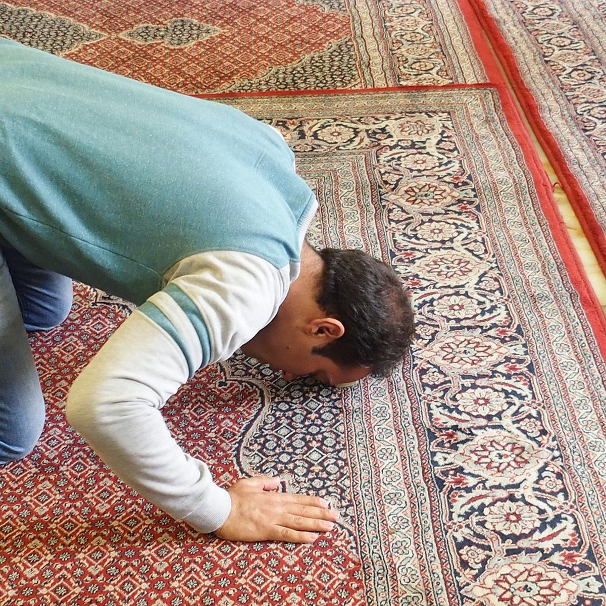 8 Keajaiban Sholat Hajat Sebelum Tidur, Membuka Pintu Rezeki